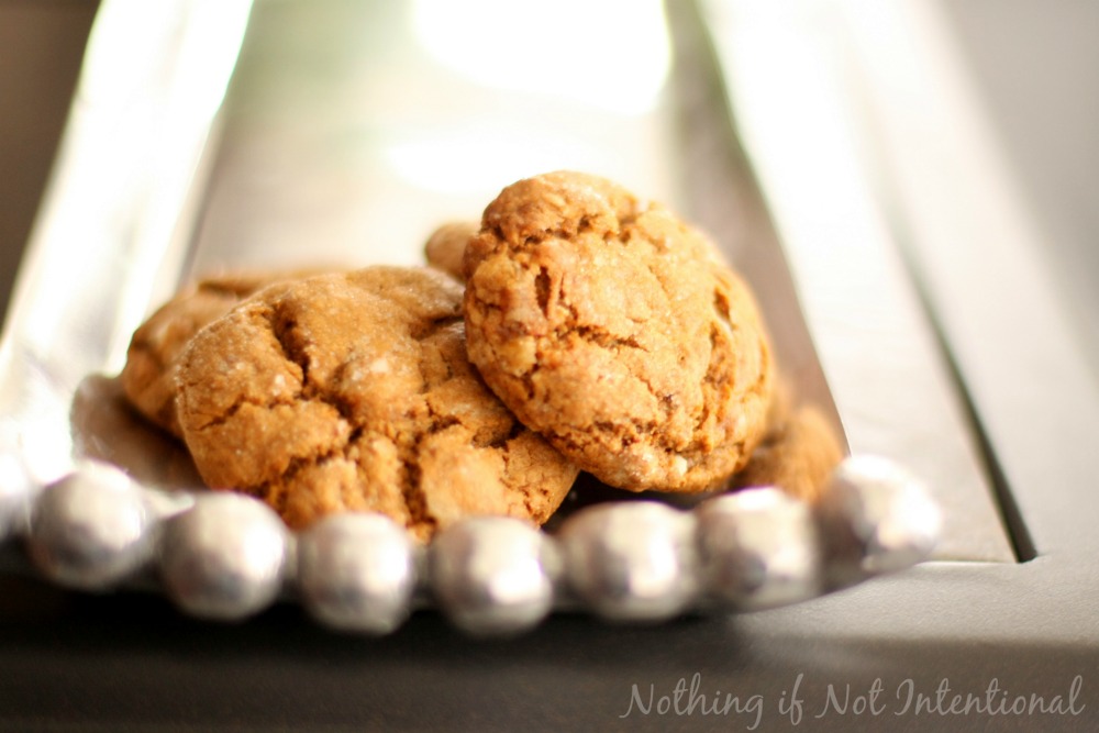 Easy-to-make molasses crinkle (aka gingerbread) cookies