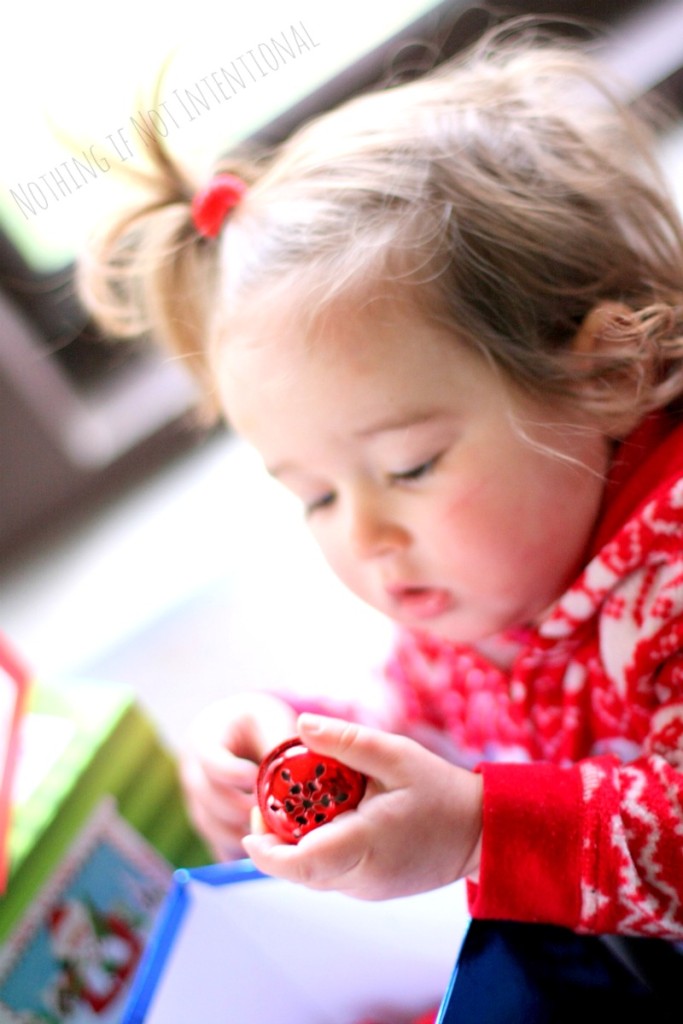 Christmas discovery boxes--simple and FREE Christmas play ideas for little ones. 