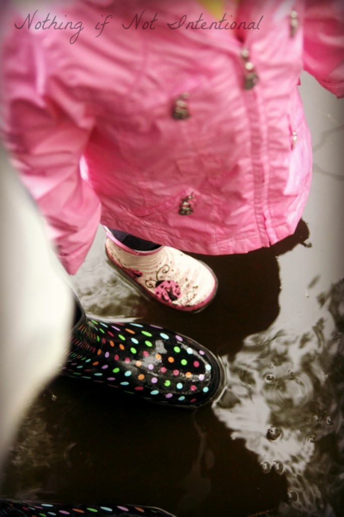 Embrace the rain and go outside to play! 10 ideas for playing in the rain. 