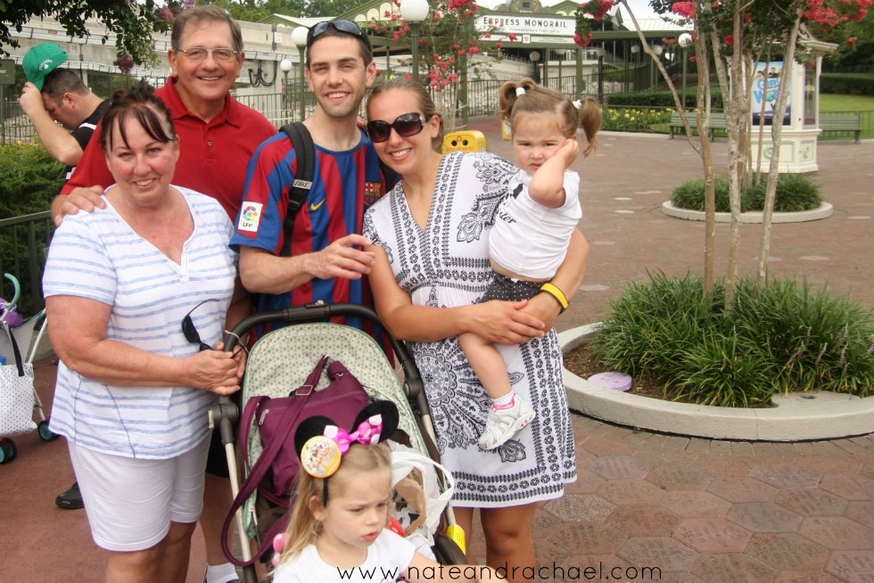 Thinking of traveling with extended family to Disney? Check out these tips before you go! 